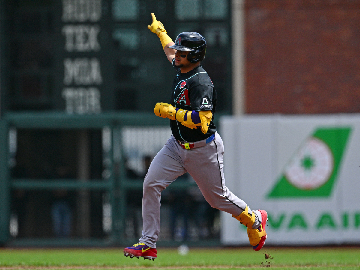 Receptor venezolano Gabriel Moreno celebrando tras conectar un jonrón durante el partido entre Arizona Diamondbacks y San Francisco Giants.