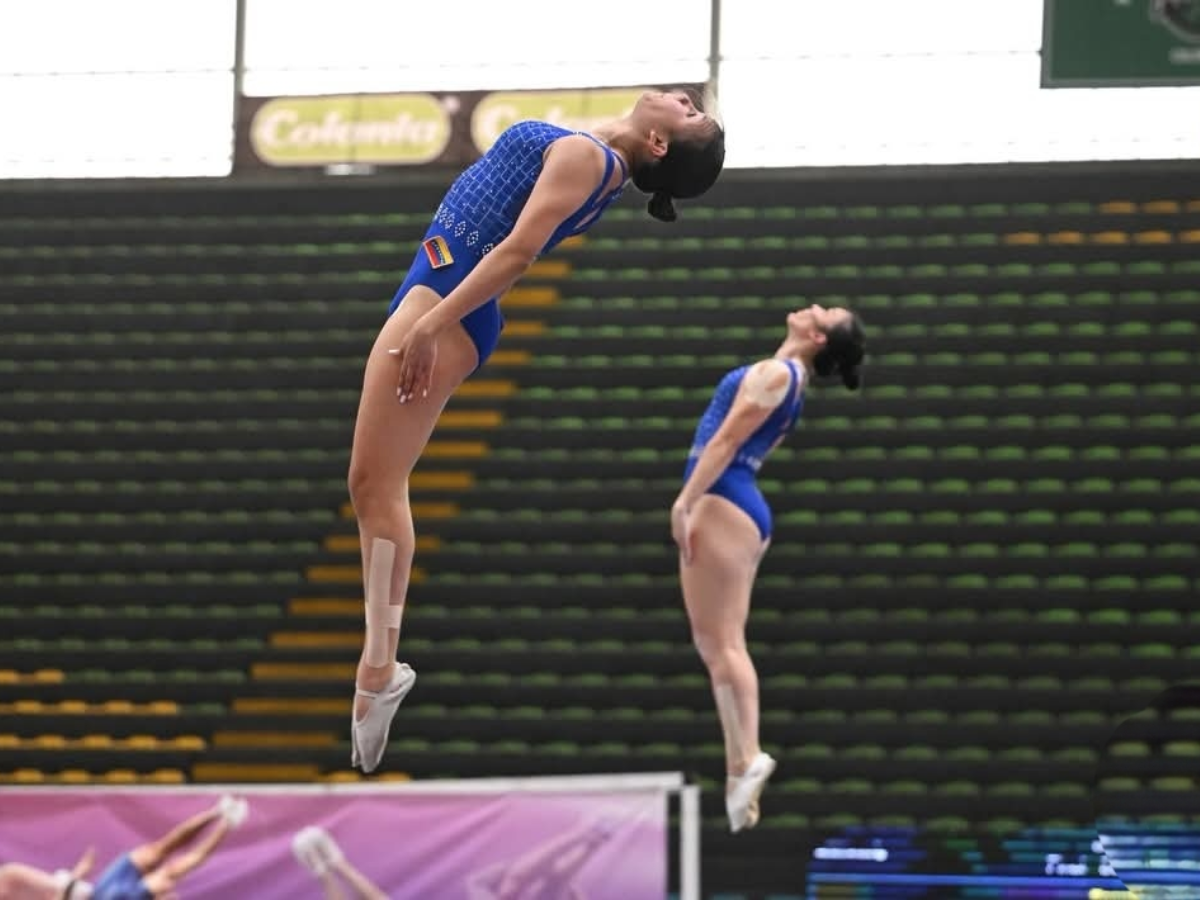 Atletas venezolanos de gimnasia de trampolín durante competencia en Medellín
