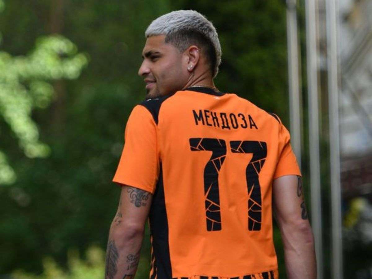 Gleiker Mendoza, futbolista venezolano, posando con la camiseta del FC Shakhtar Donetsk.