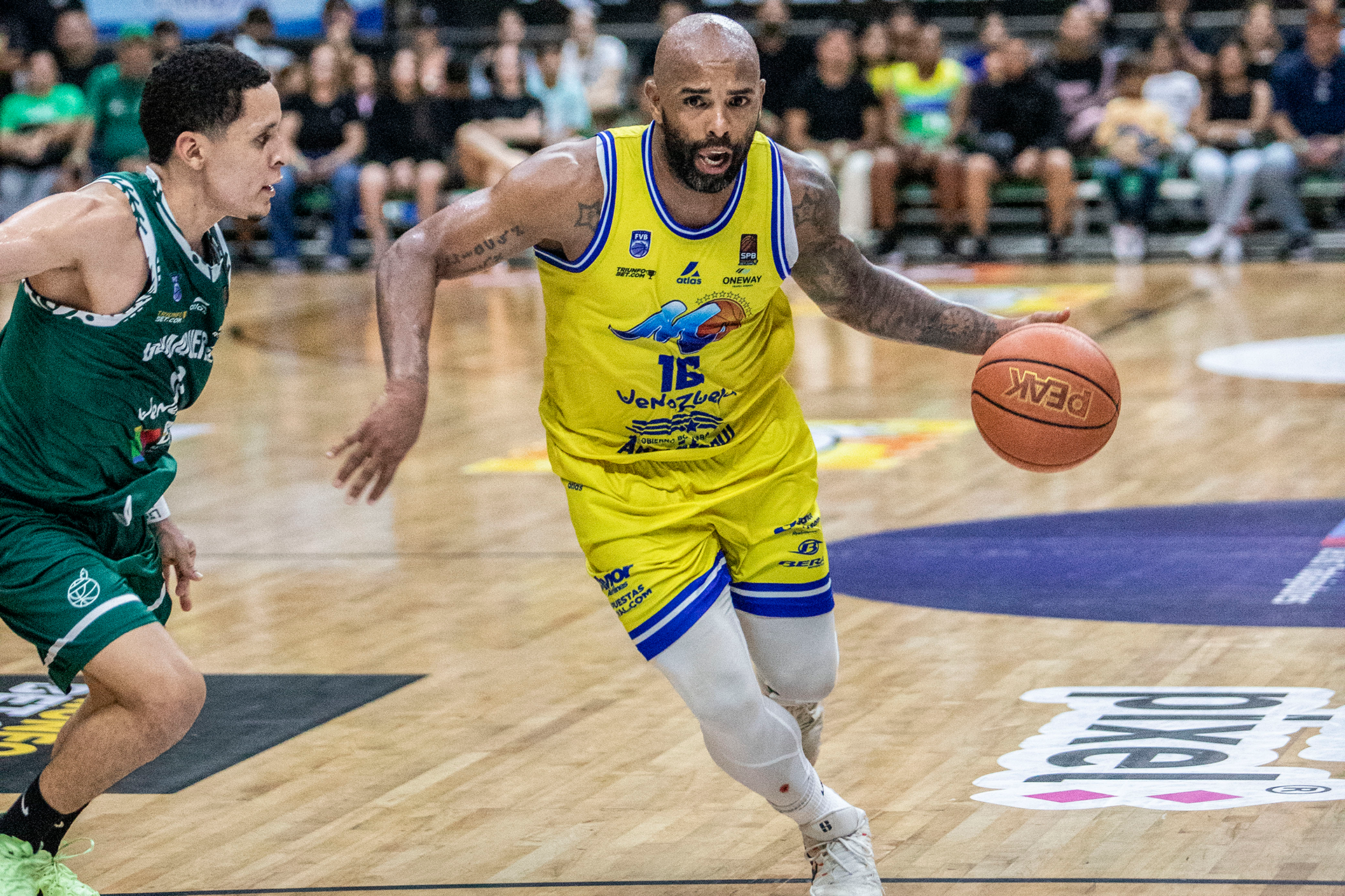 Jugadores de Marinos de Anzoátegui celebran victoria en partido de baloncesto en Venezuela.