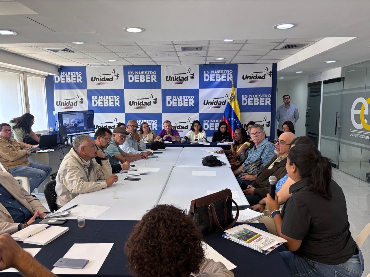 Representantes de la PUD reunidos con líderes sindicales y gremiales en Caracas.