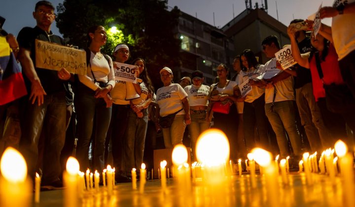 Venezolanos exigen la liberación de presos políticos en concentración convocada por María Corina Machado