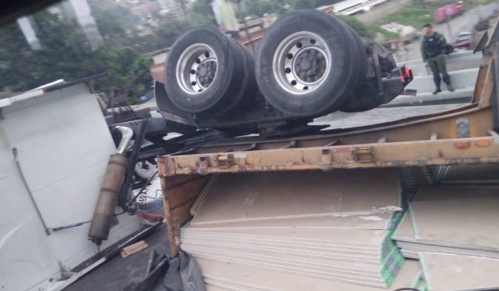 Gandola volcada en la bajada de Tazón causa fuerte congestión vehicular