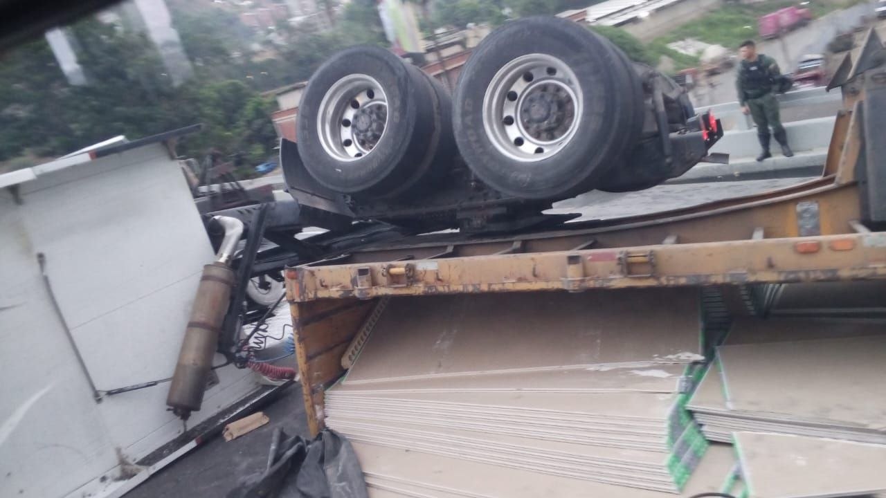 Gandola volcada en la bajada de Tazón causa fuerte congestión vehicular