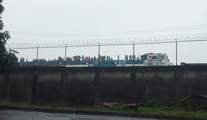 Evacuan anexo femenino de cárcel en Barinas; denuncian traslados de presos a El Rodeo