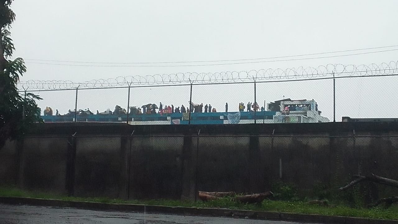 Evacuan anexo femenino de cárcel en Barinas; denuncian traslados de presos a El Rodeo