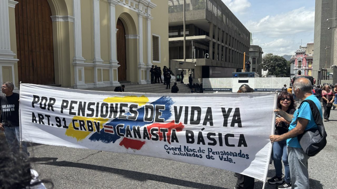 Jubilados y pensionados exigen reivindicaciones salariales en el Día del Adulto Mayor