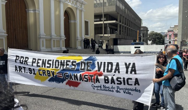 Jubilados y pensionados exigen reivindicaciones salariales en el Día del Adulto Mayor