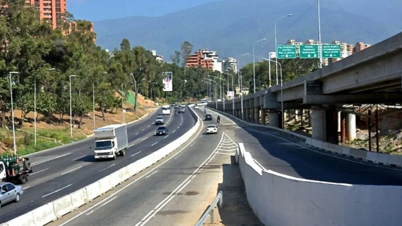 Anuncian cierres nocturnos en la autopista Valle-Coche por dos meses debido a trabajos viales