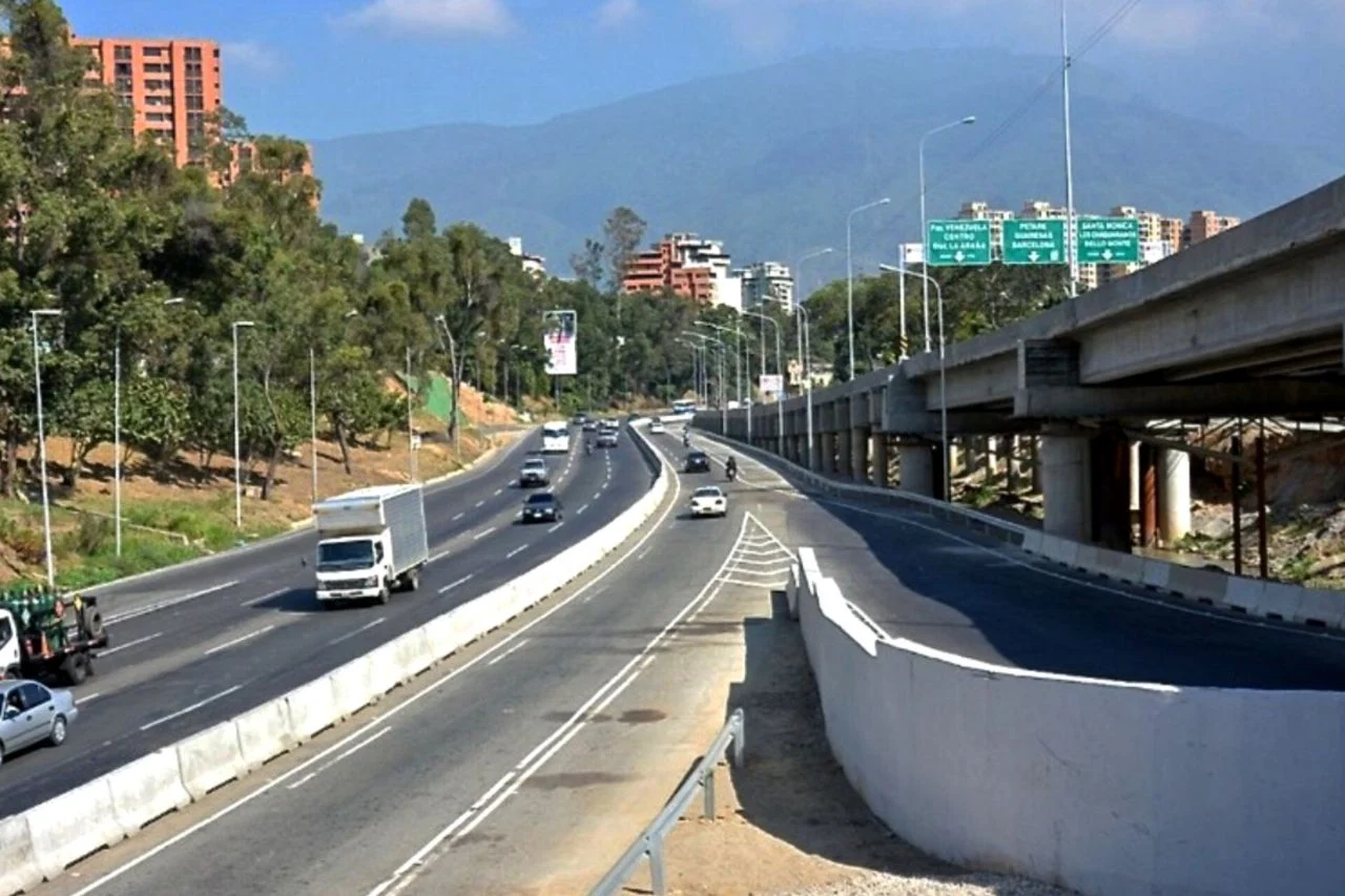 Señalización de obras en la autopista Valle-Coche durante la noche en Caracas