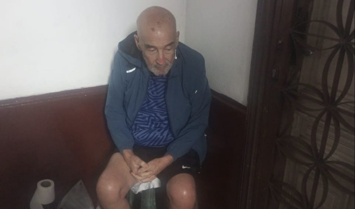 Hombre excarcelado duerme en pasillo tras hallar su casa ocupada por un policía
