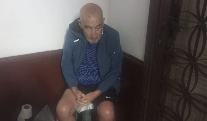 Hombre excarcelado duerme en pasillo tras hallar su casa ocupada por un policía