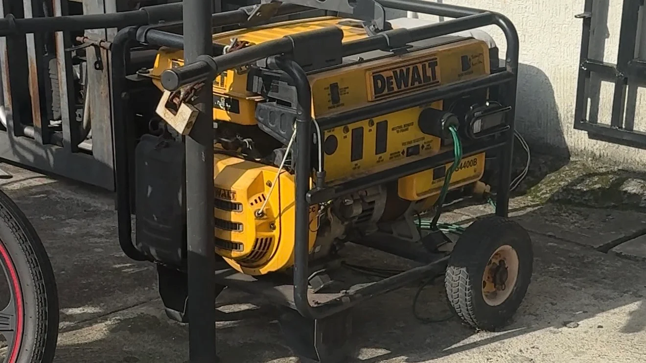 Comerciante llenando una planta eléctrica con gasolina en un establecimiento en Táchira.