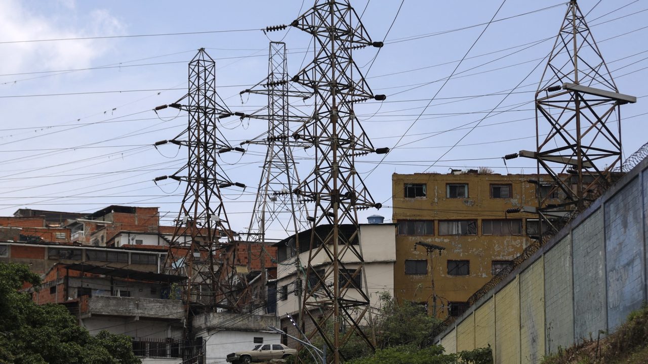 José Toro Hardy advierte que aumentar producción petrolera podría agravar crisis eléctrica en Venezuela