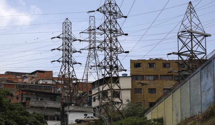 José Toro Hardy advierte que aumentar producción petrolera podría agravar crisis eléctrica en Venezuela
