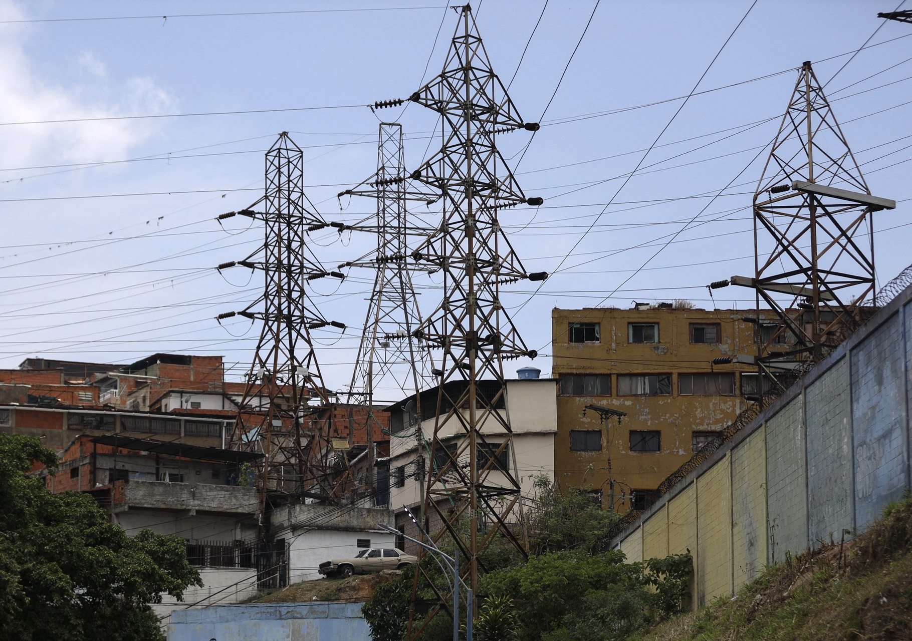 Retrato del economista José Toro Hardy durante una entrevista donde discute la interconexión entre la producción petrolera y la crisis eléctrica en Venezuela.