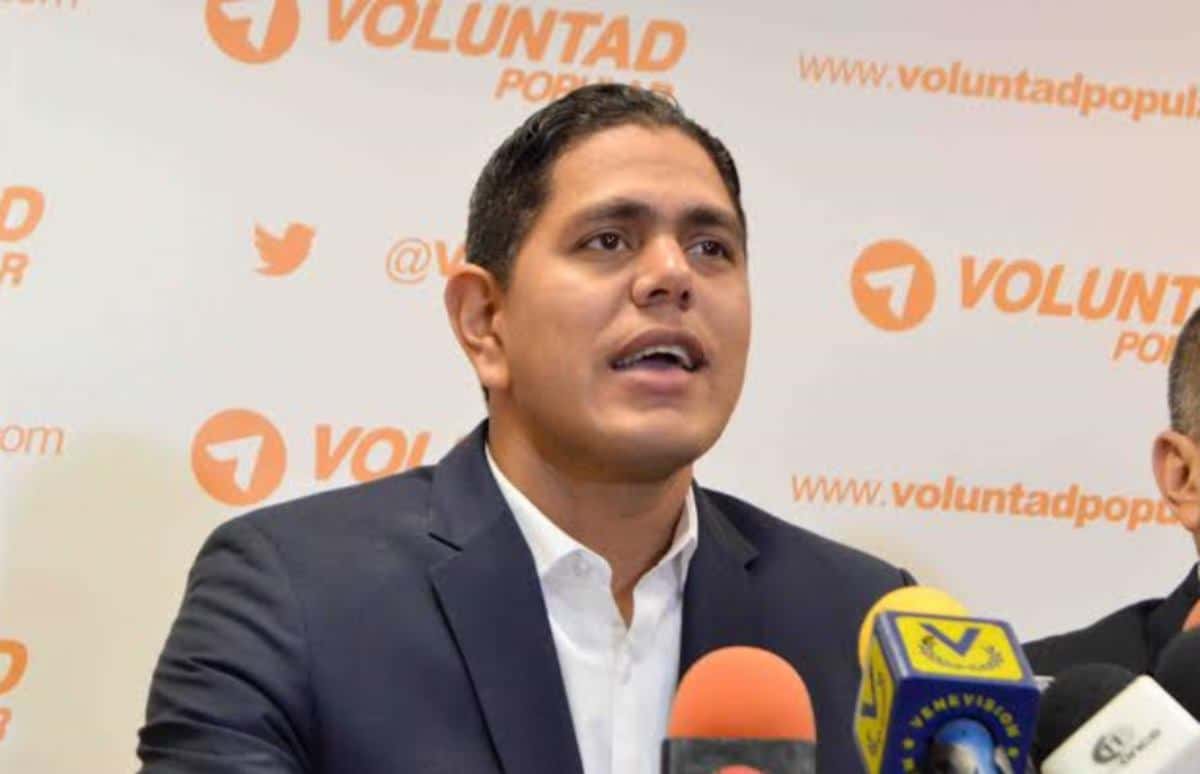 Lester Toledo hablando en un aeropuerto antes de su regreso a Venezuela