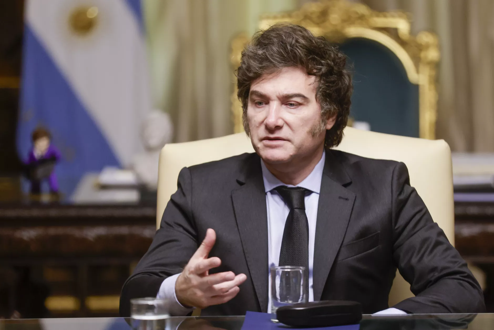 Banderas de Venezuela y Argentina ondeando juntas, simbolizando una posible cooperación bilateral.