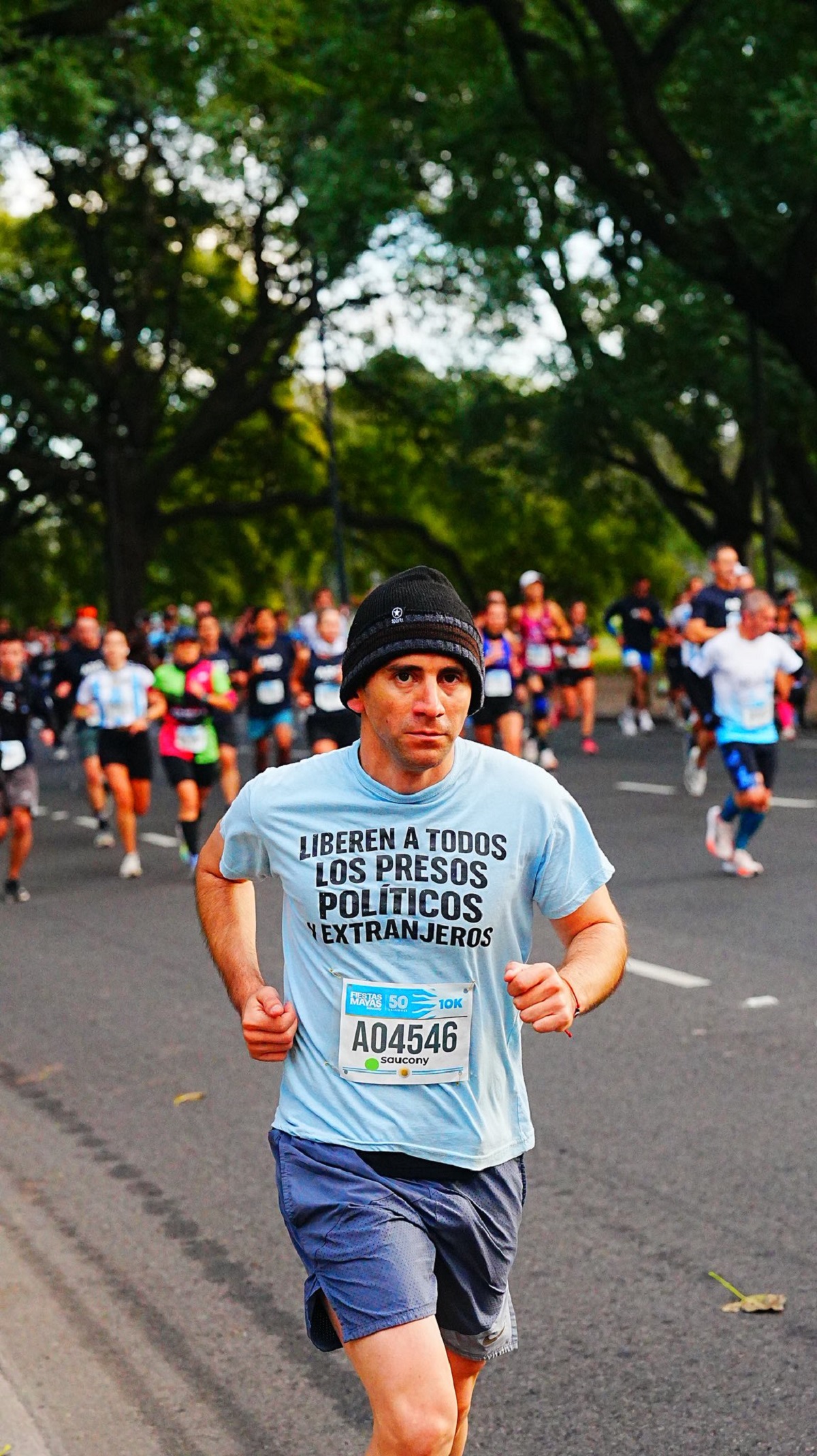 Nahuel Gallo, gendarme argentino, participando en una carrera con una camiseta que pide la liberación de presos políticos en Venezuela.