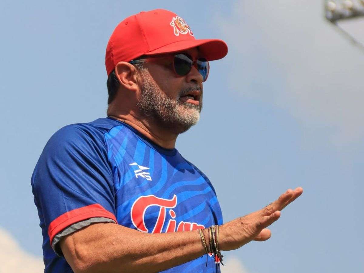 Oswaldo "Ozzie" Guillén en el dugout con el uniforme de los Tigres de Aragua.