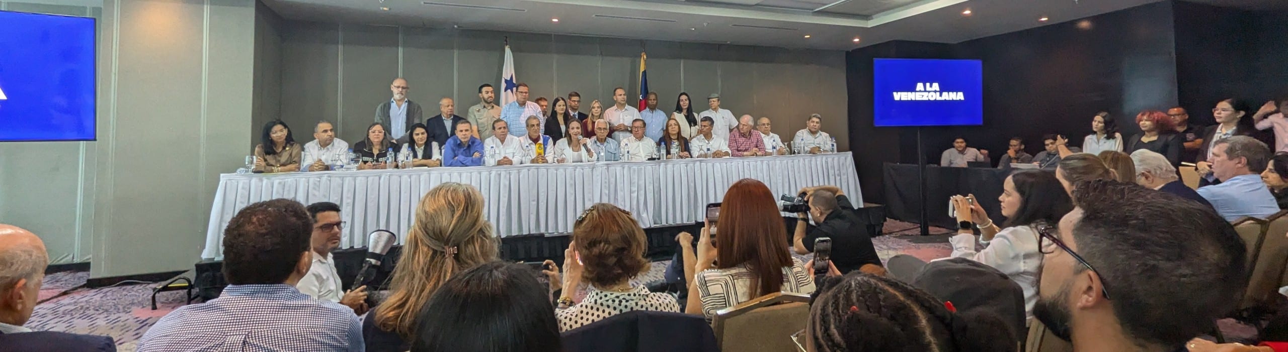 Dirigentes políticos venezolanos sentados en una mesa redonda durante una reunión en Panamá.