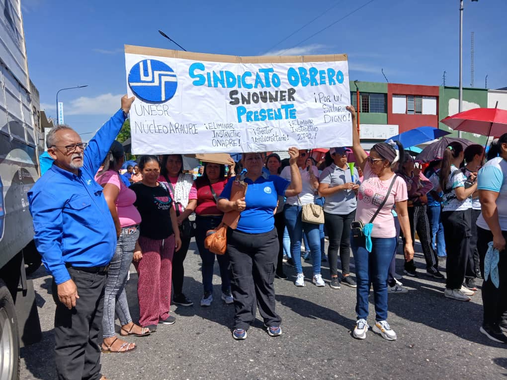 Estudiantes y profesores universitarios manifestando en Venezuela, pancartas exigiendo salarios dignos.