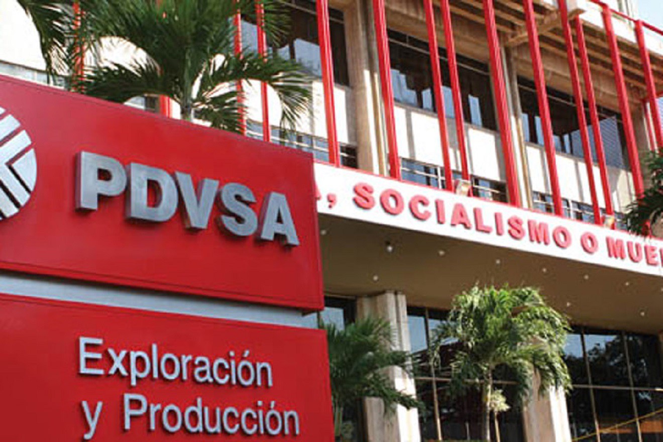 Fachada de la sede principal de Petróleos de Venezuela (Pdvsa) en Caracas, con el logo de la empresa visible.