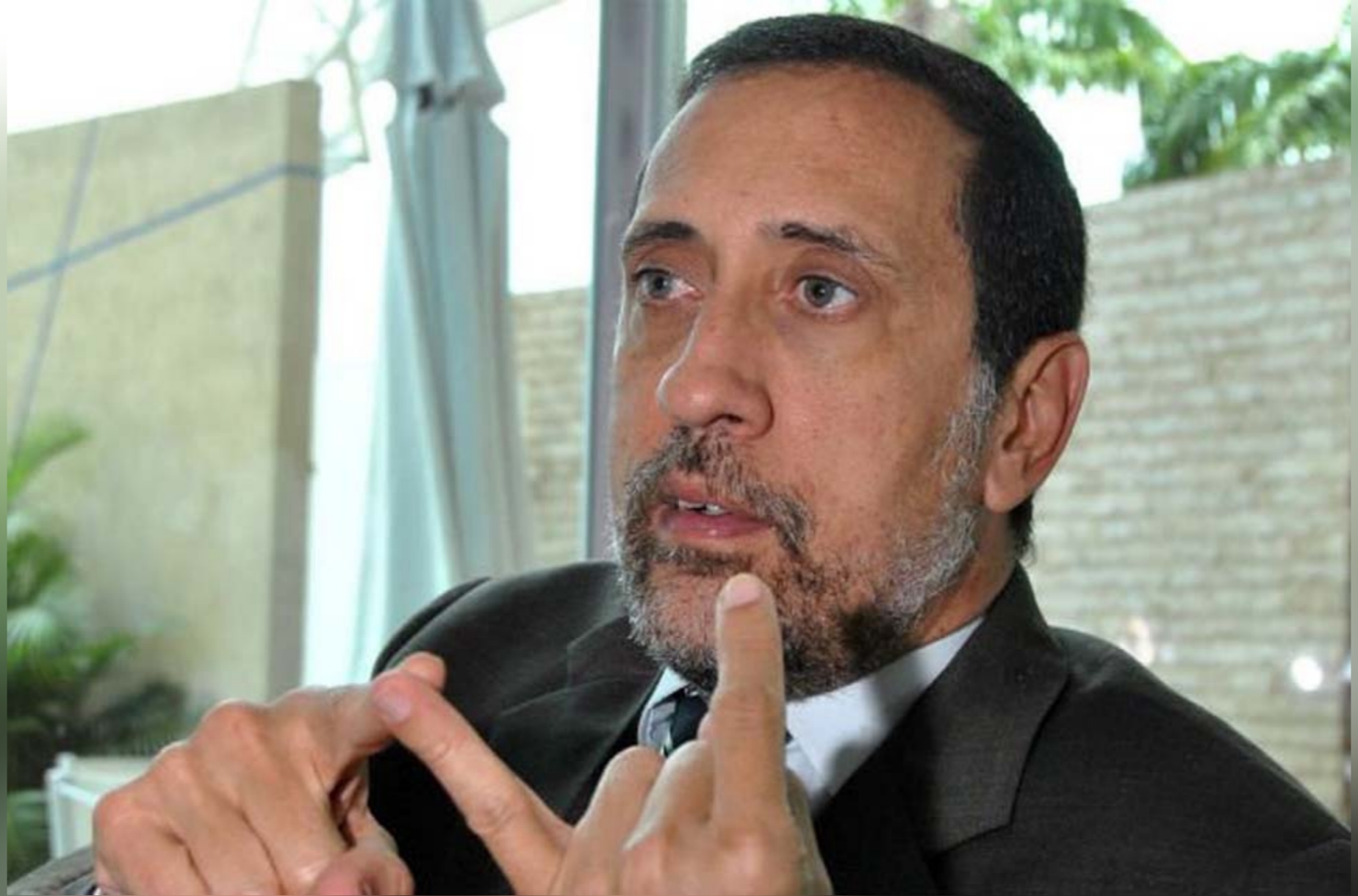 José Guerra, político venezolano, llegando al aeropuerto