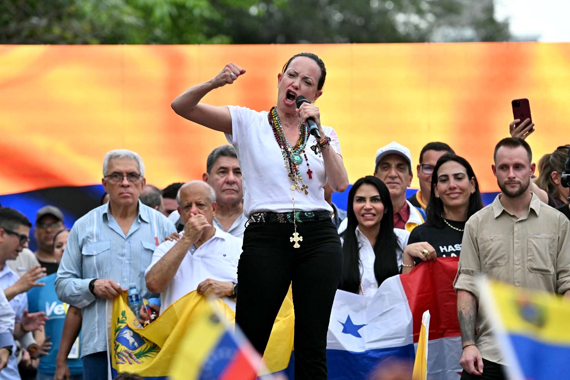 Imagen de María Corina Machado y Roberto Enríquez durante una reunión política en Panamá.