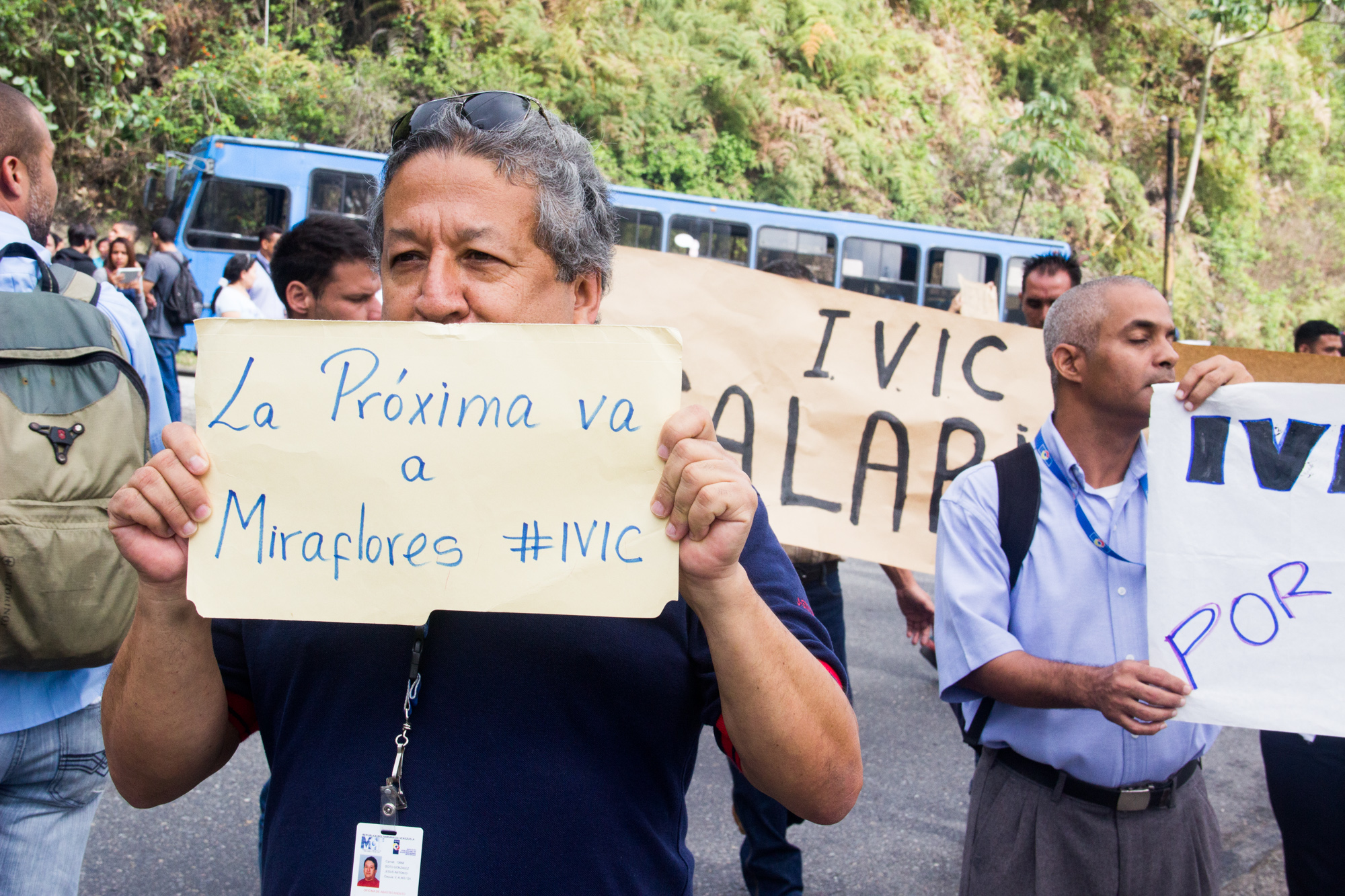 Manifestantes en una protesta en Caracas, Venezuela, exigiendo democracia y servicios básicos.