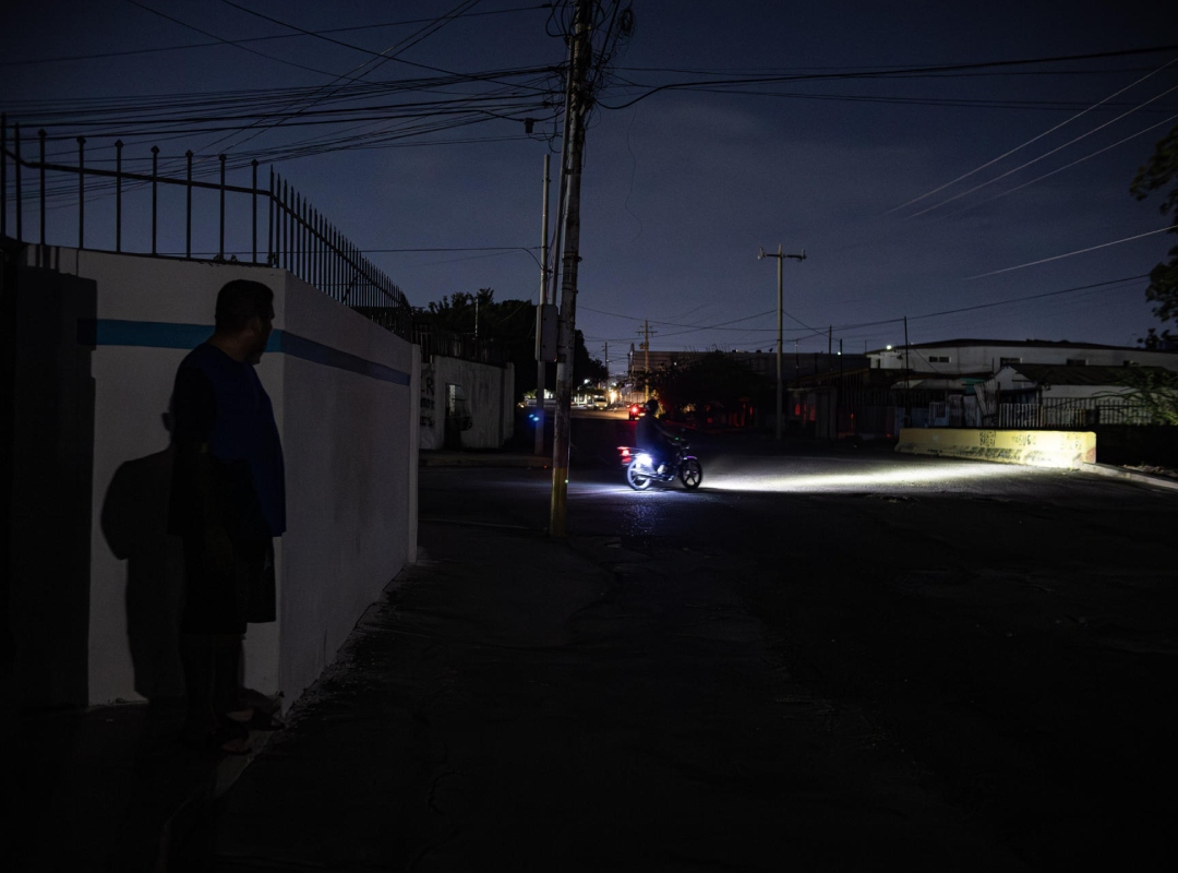 Calles de Maracaibo a oscuras durante un apagón nocturno en 2026.
