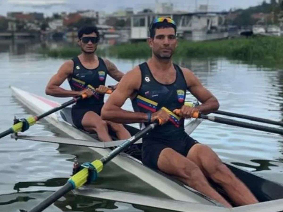 Atletas de la selección venezolana de remo en acción durante un entrenamiento en Sevilla, preparándose para la Copa del Mundo.