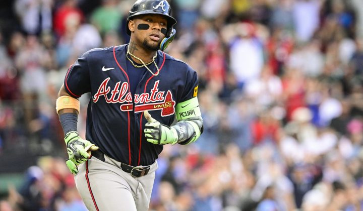 Ronald Acuña Jr. lidera la victoria de los Bravos con un grand slam contra los Medias Rojas