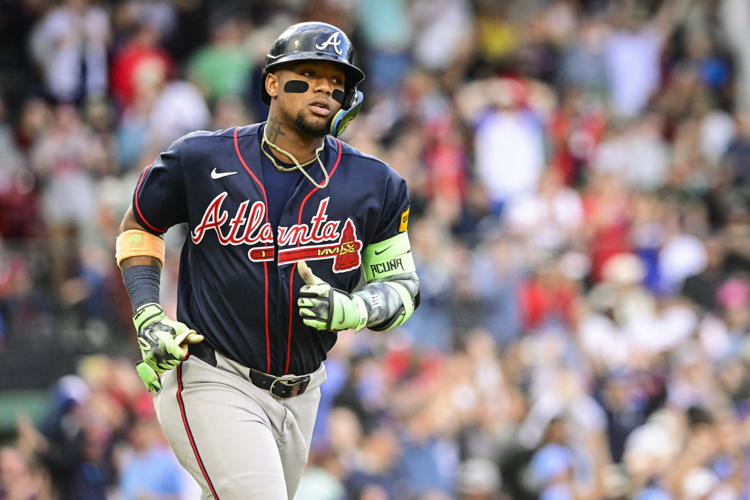 Jugador de béisbol venezolano Ronald Acuña Jr. bateando un grand slam en un partido de Grandes Ligas.