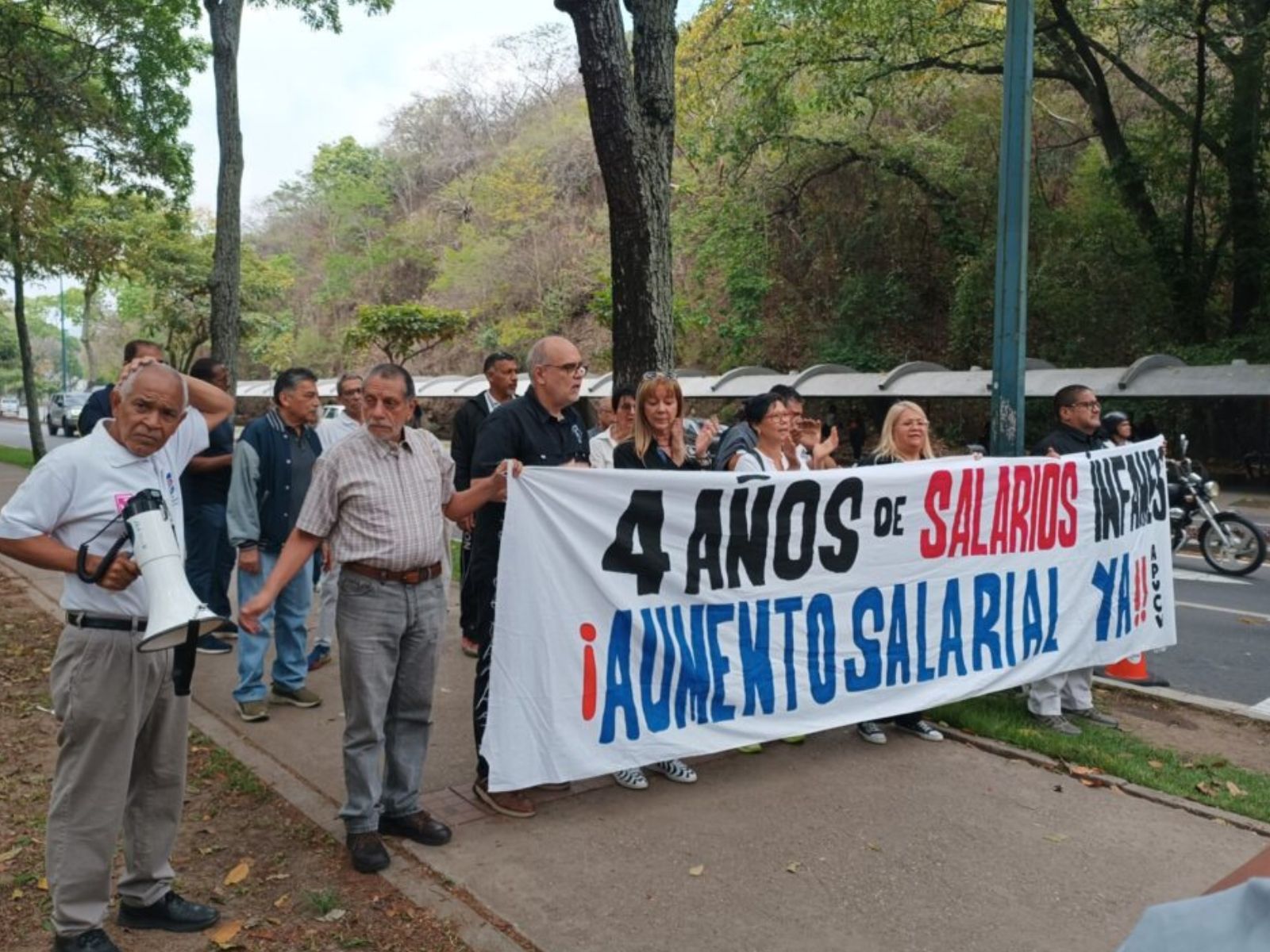 Fachada principal de la Universidad Central de Venezuela en Caracas, con estudiantes y profesores en las cercanías.
