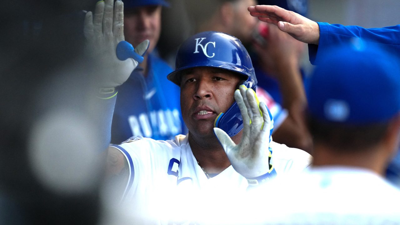 Salvador Pérez iguala récord de jonrones para receptores latinos en la MLB