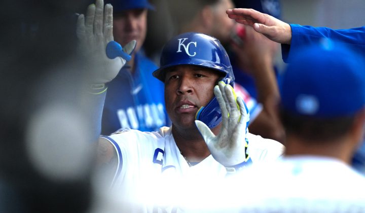 Salvador Pérez iguala récord de jonrones para receptores latinos en la MLB