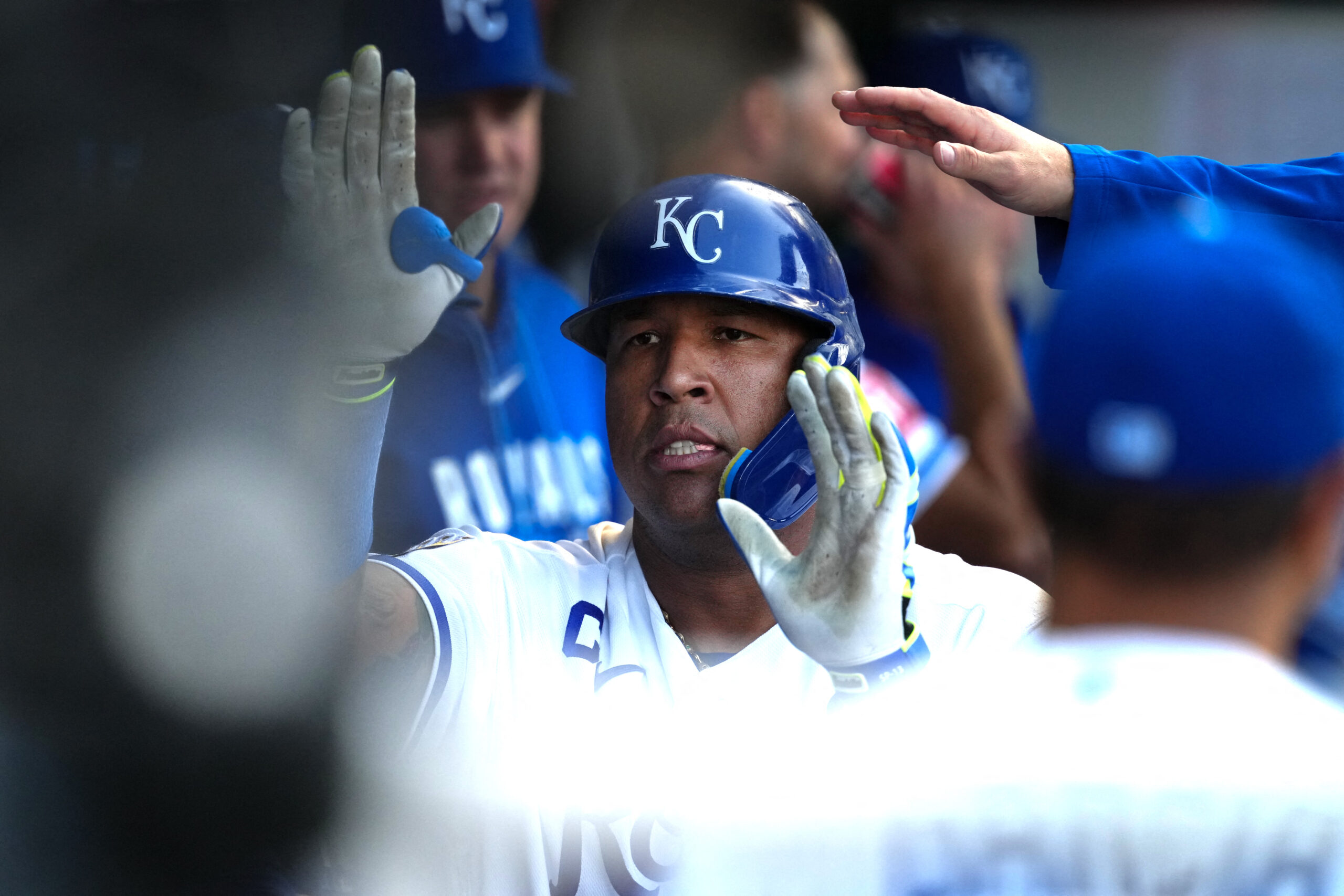 Salvador Pérez bateando con el uniforme de los Reales de Kansas City en un partido de béisbol.