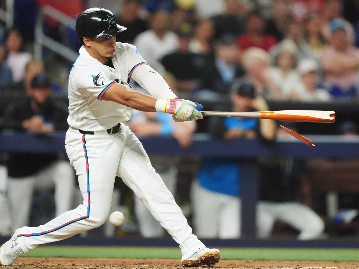 Javier Sanoja bateando para los Marlins de Miami en un partido de la MLB.