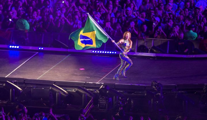 Shakira ofrece un concierto masivo y gratuito en Río de Janeiro