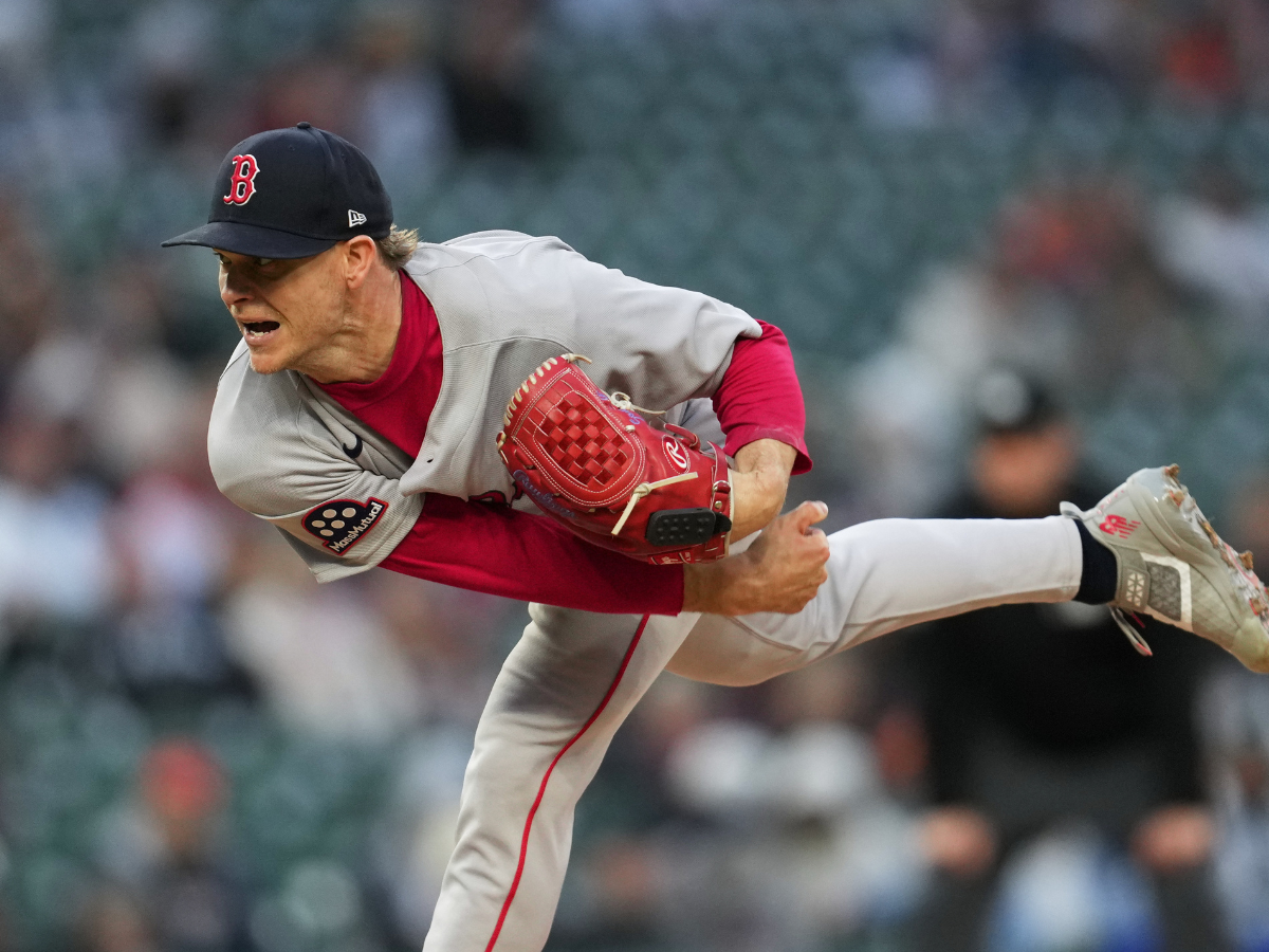 Sonny Gray lanzando para los Medias Rojas de Boston