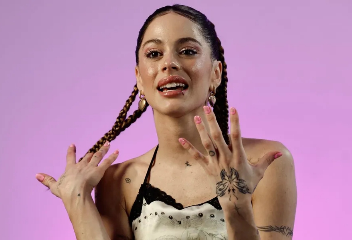 Tini, la cantante argentina, actuando en un escenario durante su gira "Futttura World Tour 2026".