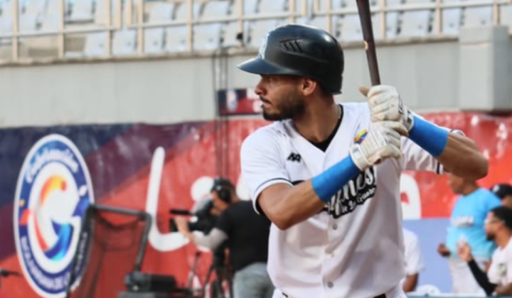 Tucupita Marcano da la victoria a Delfines con jonrón en extrainning