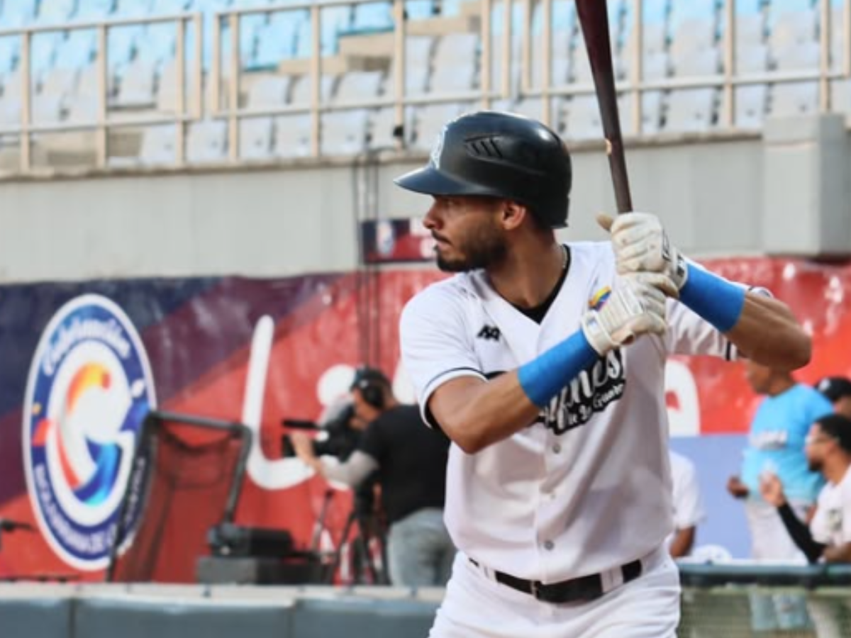 Tucupita Marcano celebra jonrón ganador con Delfines de La Guaira