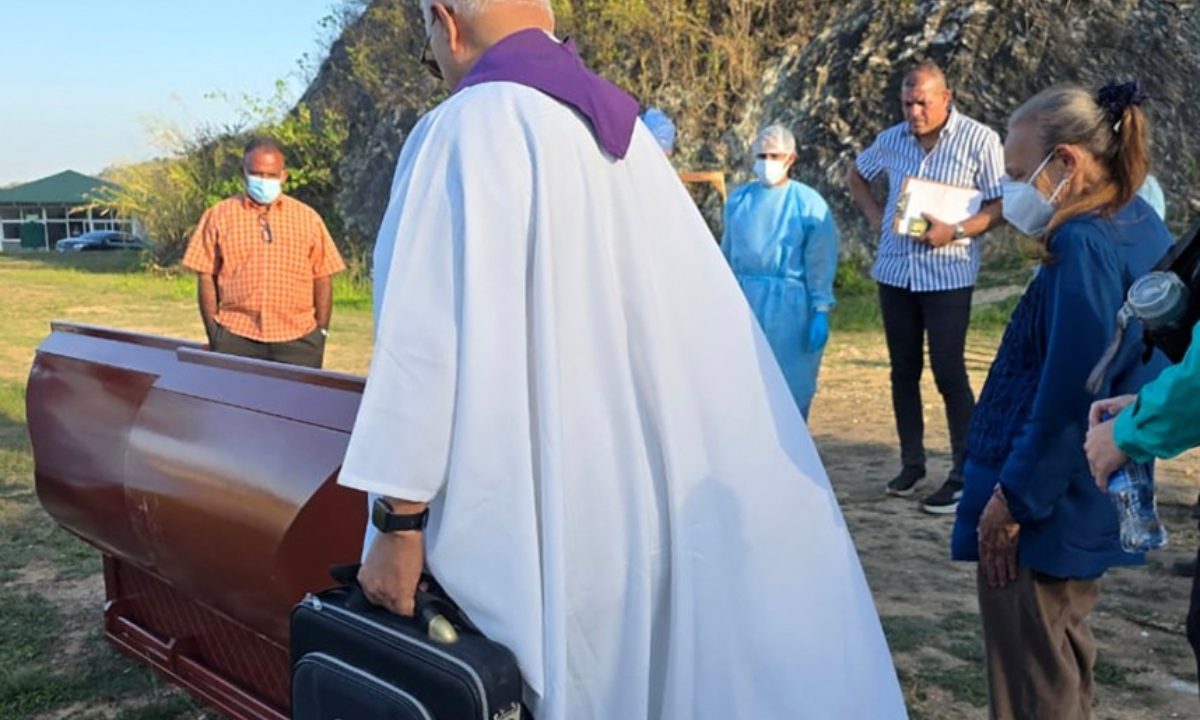 Familiares despidieron a Víctor Hugo Quero Navas en el Cementerio del Este tras reconocimiento de sus restos