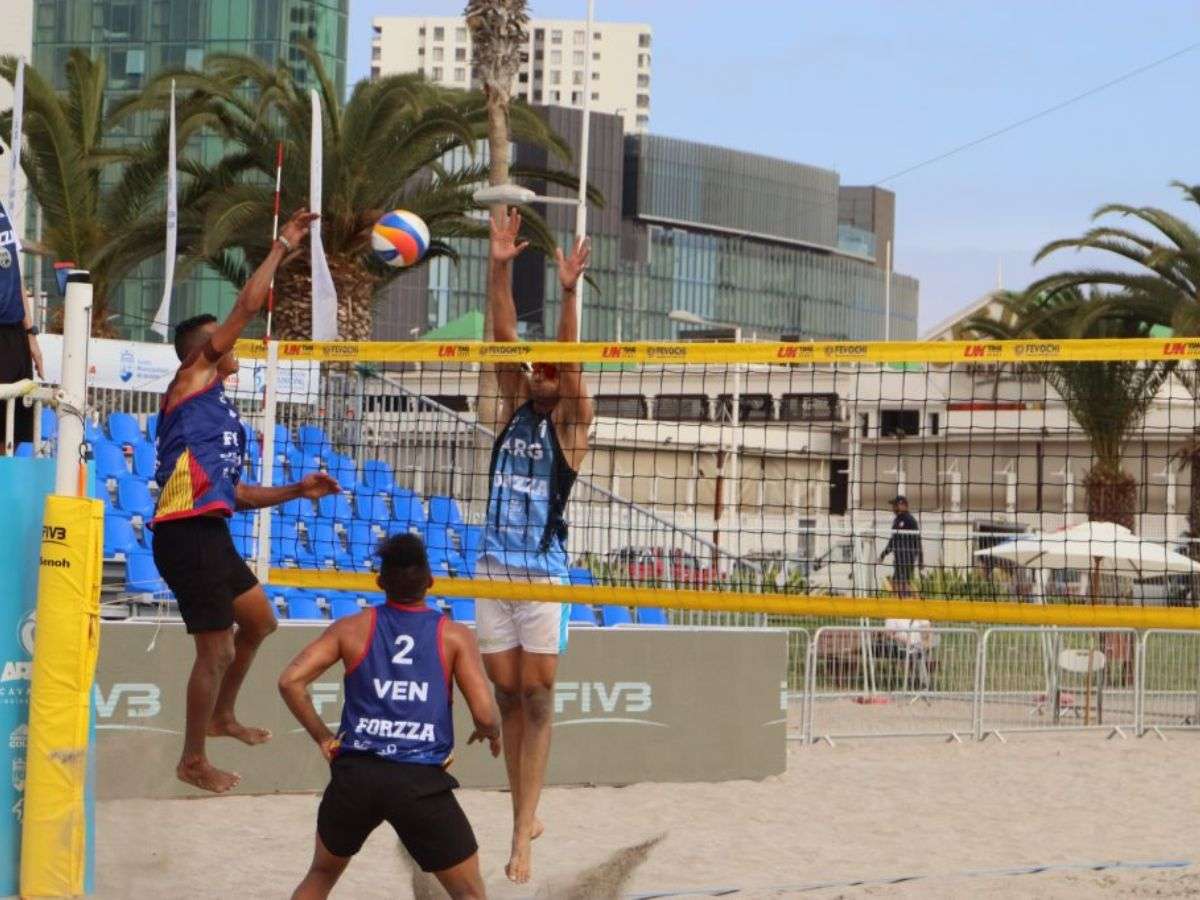 Oscar Kirchner y Esyenser Delgado en acción durante un partido de voleibol de playa.
