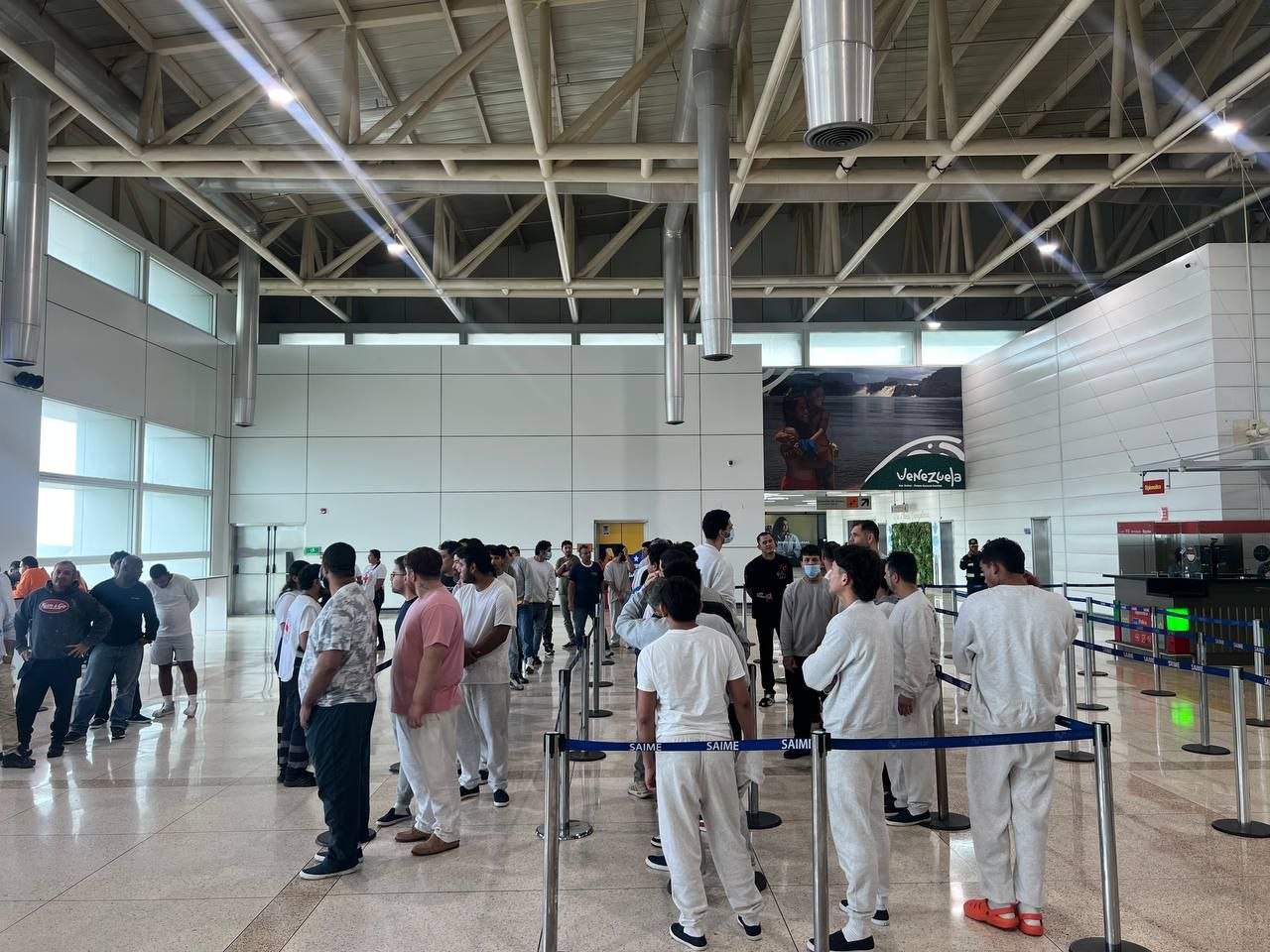 Venezolanos siendo recibidos en el Aeropuerto Internacional Simón Bolívar de Maiquetía tras un vuelo de repatriación desde Estados Unidos.