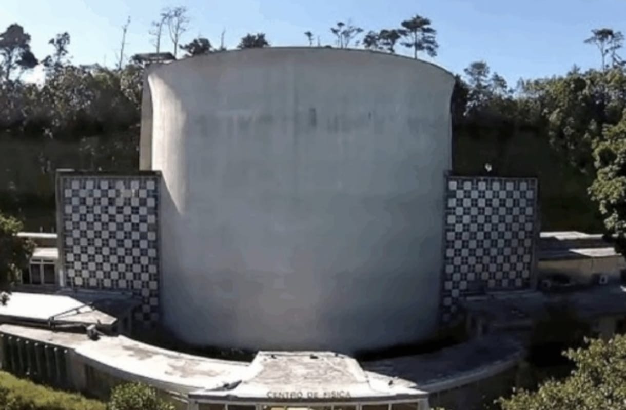 Personal especializado manejando material nuclear en un laboratorio o instalación segura.