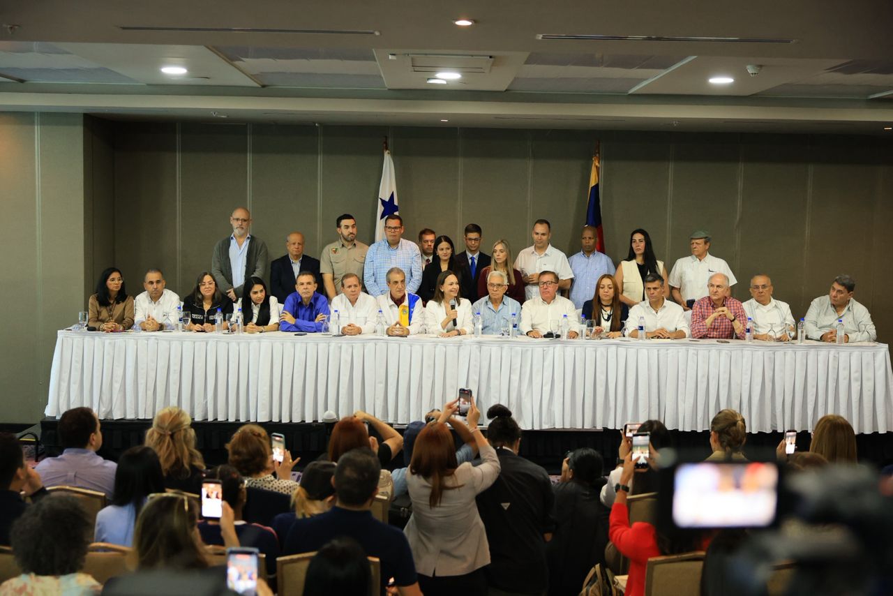 Foto de un grupo de dirigentes de la oposición venezolana reunidos durante la firma del Manifiesto de Panamá.