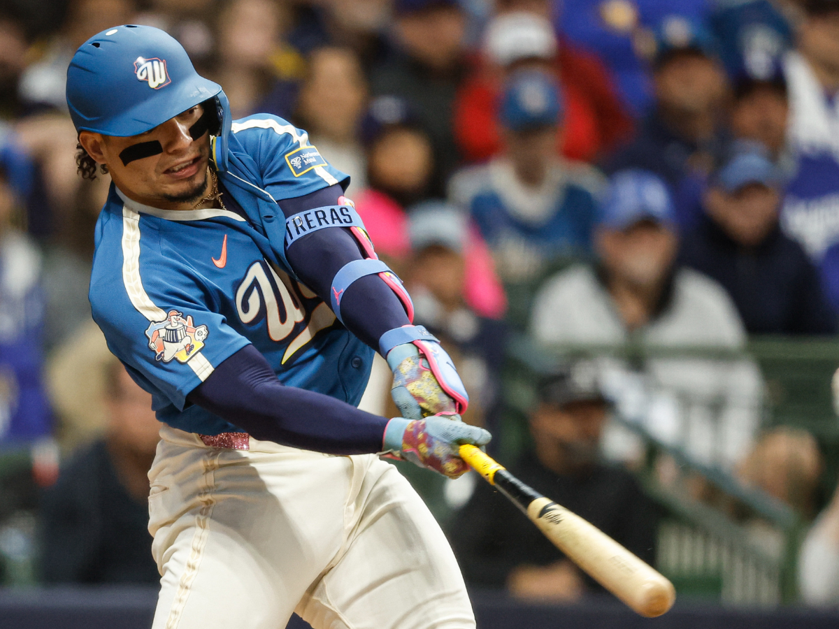 Receptor venezolano William Contreras celebrando tras conectar un cuadrangular durante un partido de los Cerveceros de Milwaukee contra los Dodgers de Los Ángeles.